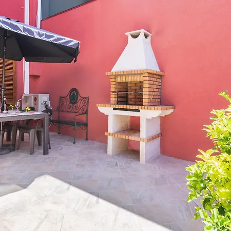 House Center - With Garage