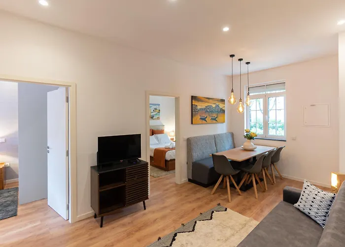 House Center - With Garage 度假居