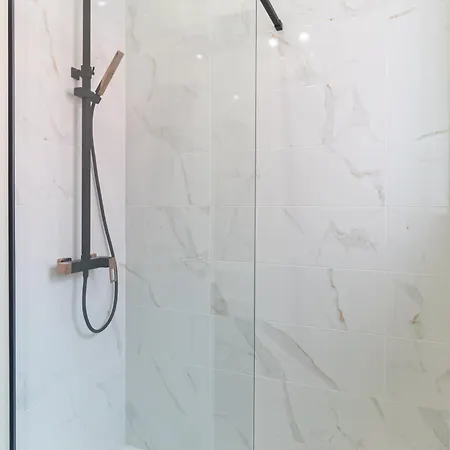 House Center - With Garage بيت للعطل *