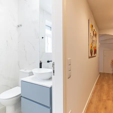 House Center - With Garage بيت للعطل بورتو