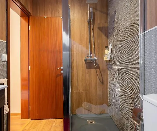 House Center - With Garage *