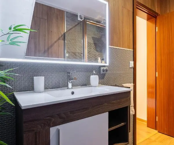 House Center - With Garage *