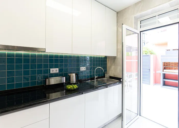 House Center - With Garage *