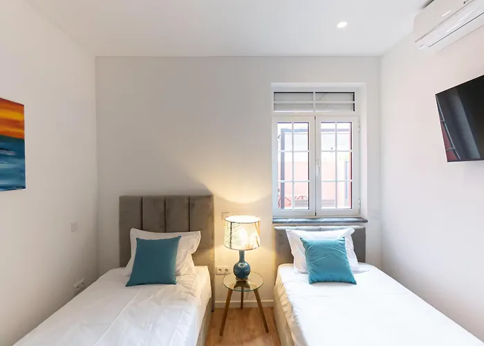 House Center - With Garage *