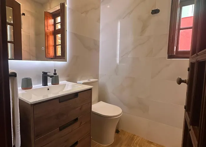 House Center - With Garage *