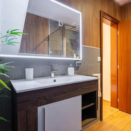 House Center - With Garage *