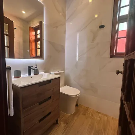 House Center - With Garage *