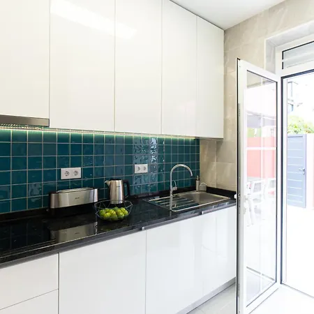 House Center - With Garage *